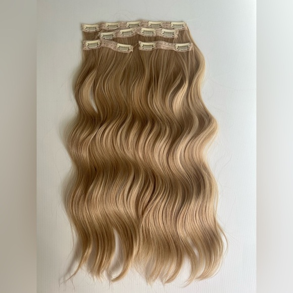 20 in Voluminously Clip in Hair Extensions Set - Medium Blonde  Wavy Hair Style - Picture 1 of 8